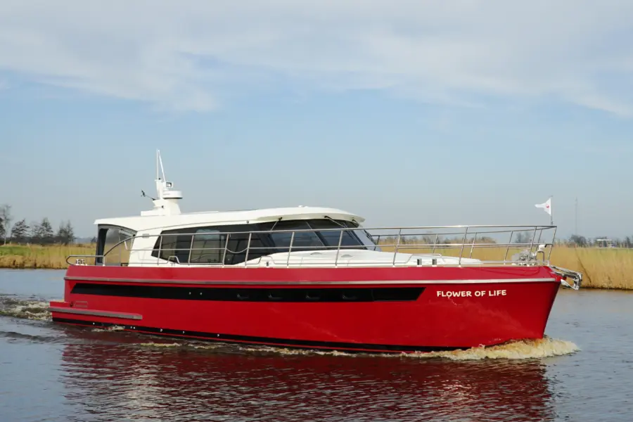 Vri Jon Contessa 50 OC Op water