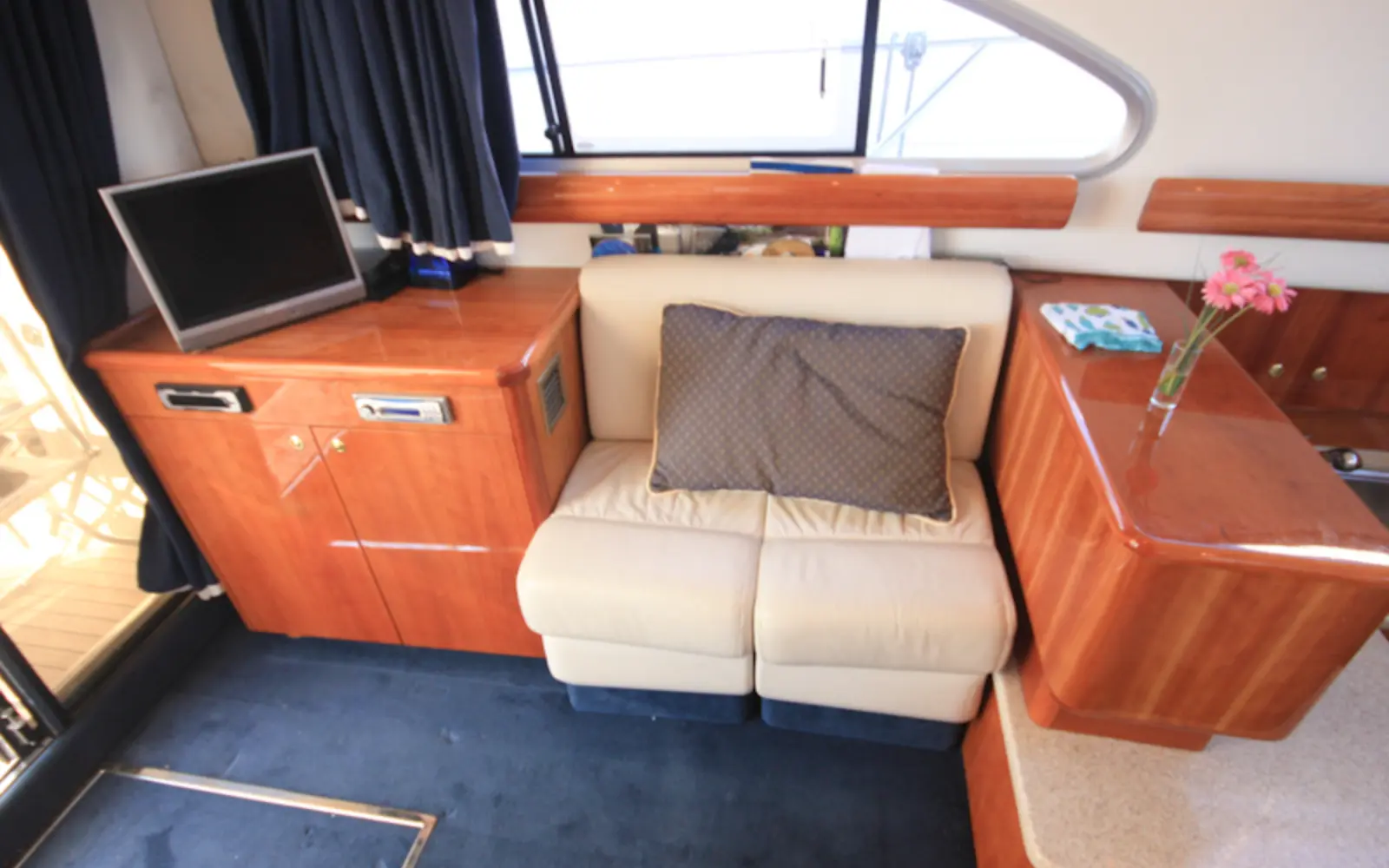 Extra5 saloon