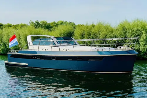 Vri Jon Contessa 39 Cabrio op het water 2025